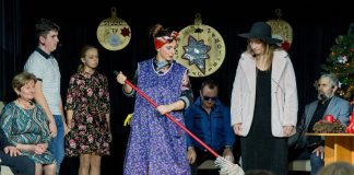 Żegocina. Spektakl „Rozplątać zamotane” grupy Odeon – ZDJĘCIA