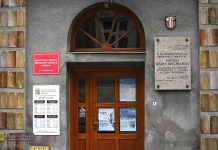 Bochnia. Nowa tabliczka przy wejściu do Biblioteki bez „im. Jana Wiktora”. Dlaczego?