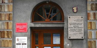 Bochnia. Nowa tabliczka przy wejściu do Biblioteki bez „im. Jana Wiktora”. Dlaczego?