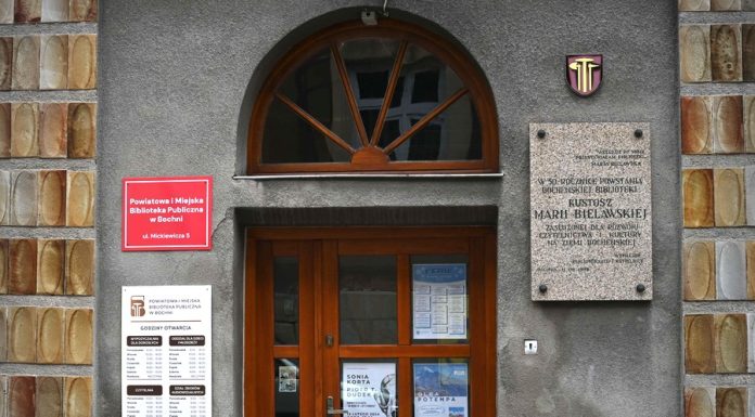 Bochnia. Nowa tabliczka przy wejściu do Biblioteki bez „im. Jana Wiktora”. Dlaczego?