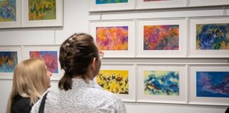 Galeria Biała. Wernisaż wystawy „Lepiej głowę trzymać w chmurach” – ZDJĘCIA