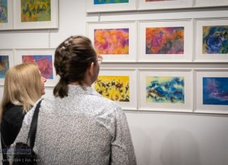 Galeria Biała. Wernisaż wystawy „Lepiej głowę trzymać w chmurach” – ZDJĘCIA