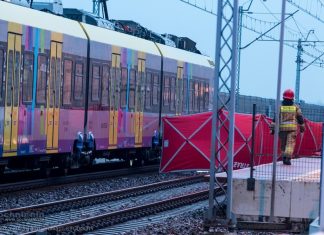 🔴 Tragedia na torach w Rzezawie. Nie żyje pieszy potrącony przez pociąg – ZDJĘCIA, WIDEO