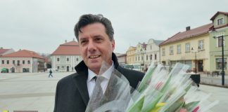 Bochnia. Kandydaci rozdawali na Rynku kwiaty z okazji Dnia Kobiet – WIDEO