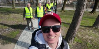 Tysiące krokusów na Plantach. Spacer z radnymi po remontowanym Parku – WIDEO
