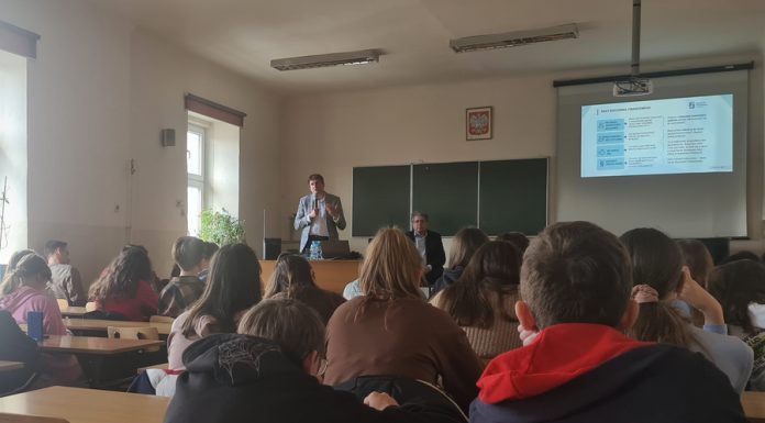 Młodzież I LO i ZS nr 3 wysłuchała prezentacji o roli rzecznika finansowego