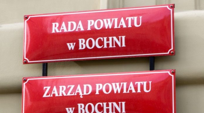 Rada Powiatu w Bochni podniosła wynagrodzenie starosty, członków zarządu i diety radnych