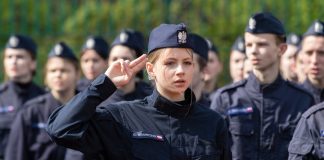 📸🎞 II LO w Bochni. Pożegnanie uczniów klas mundurowych i ślubowanie nowych roczników – ZDJĘCIA, WIDEO