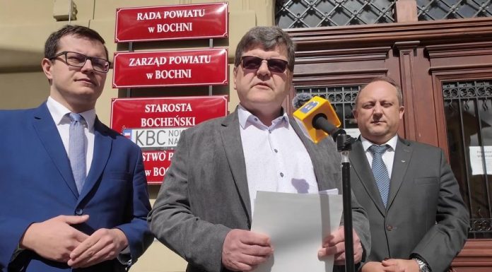 Bochnia. Chcą wyjaśnień: czy to radny powiatowy został złapany na jeździe po pijanemu? – WIDEO