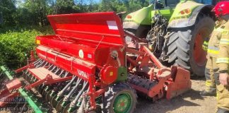 Wypadek w polu koło Łapanowa. Maszyna rolnicza wciągnęła rękę kobiety