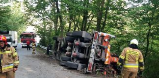 Królówka. Samochód ciężarowy z pustakami wypadł z drogi – ZDJĘCIA