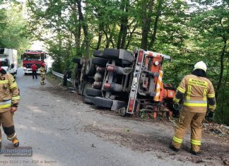 Królówka. Samochód ciężarowy z pustakami wypadł z drogi – ZDJĘCIA
