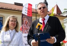Konfederacja Korony Polskiej na Rynku w Bochni: „Flaga polska jest zawsze ściśle związana z Matką Bożą” – WIDEO