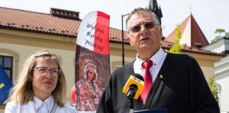 Konfederacja Korony Polskiej na Rynku w Bochni: „Flaga polska jest zawsze ściśle związana z Matką Bożą” – WIDEO