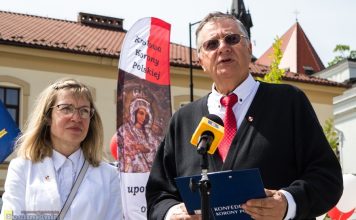 Konfederacja Korony Polskiej na Rynku w Bochni: „Flaga polska jest zawsze ściśle związana z Matką Bożą” – WIDEO