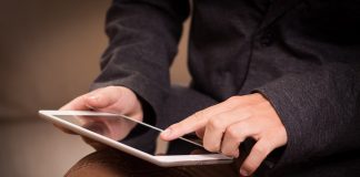 Gmina Bochnia. Radna odmówiła przyjęcia tabletu i wszyscy musieli głosować „ręcznie”