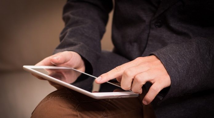 Gmina Bochnia. Radna odmówiła przyjęcia tabletu i wszyscy musieli głosować „ręcznie”