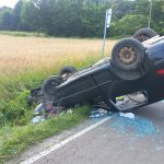 Groźne dachowanie koło Łapanowa. Trzy osoby zabrane do szpitala – ZDJĘCIA