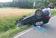 Groźne dachowanie koło Łapanowa. Trzy osoby zabrane do szpitala – ZDJĘCIA