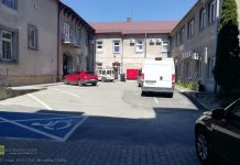 Bochnia. Dziedziniec magistratu udostępniony na parking dla petentów