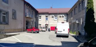 Bochnia. Dziedziniec magistratu udostępniony na parking dla petentów