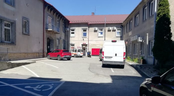Bochnia. Dziedziniec magistratu udostępniony na parking dla petentów