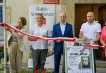 Nowy Wiśnicz. Otwarto wystawę plenerową „Artysta i Kapłan” – ZDJĘCIA