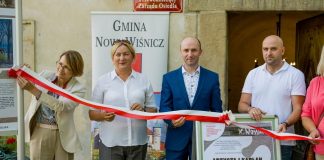 Nowy Wiśnicz. Otwarto wystawę plenerową „Artysta i Kapłan” – ZDJĘCIA