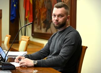 Jakie stawki za odbiór odpadów? KO chce większej obniżki, a radny Pałkowski ironizuje: „Ino was wycałować!”