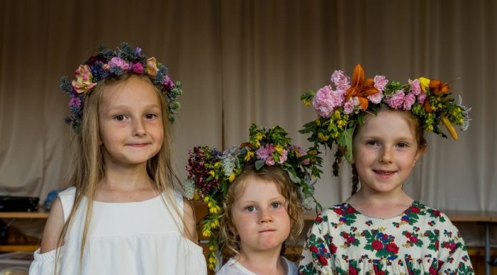 Wianki Świętojańskie w Chełmie. Korowód przeszedł nad Rabę – ZDJĘCIA