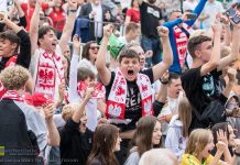 Bochnia. Strefa kibica na Rynku: Hymn narodowy i radość po golu dla Polski – ZDJĘCIA, WIDEO