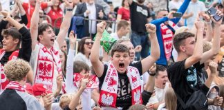 Bochnia. Strefa kibica na Rynku: Hymn narodowy i radość po golu dla Polski – ZDJĘCIA, WIDEO