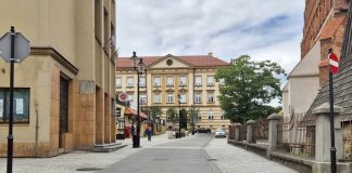 Bochnia. Radny interweniuje ws. parkowania wokół Bazyliki. Przed każdą mszą „trwa polowanie na wolne miejsca”
