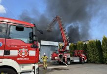 Pożar hali w Niepołomicach gasiło ponad 100 strażaków – ZDJĘCIA