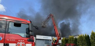 Pożar hali w Niepołomicach gasiło ponad 100 strażaków – ZDJĘCIA