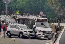 Bochnia. Zderzenie busa z osobówką na skrzyżowaniu koło Plant – ZDJĘCIA