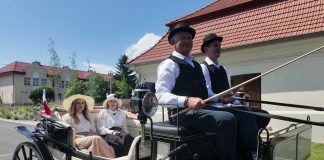 Niepołomice. Tradycyjne zaprzęgi na ulicach miasta – WIDEO