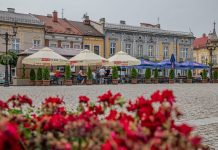 Piwna beczka i parasolki wróciły na Rynek w Brzesku