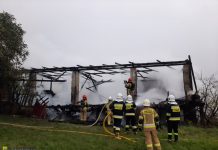 Pożar stodoły w Kamionnej. Z ogniem walczyło kilkudziesięciu strażaków