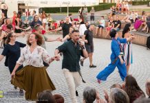 Roześmiane tańce przed Piekarnią Sztuki w Niepołomicach – ZDJĘCIA