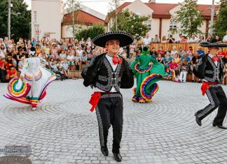 Trwa barwny festiwal folkloru w Niepołomicach – ZDJĘCIA