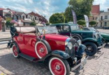 Zabytkowe samochody zaparkowały na rynku w Niepołomicach – ZDJĘCIA