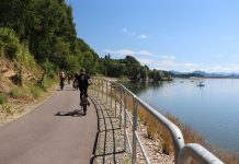 🔸 Rower stacjonarny albo wyprawa nad jezioro – pomysły na aktywne lato!