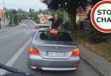 Bochnia. Jechał na dachu BMW – WIDEO