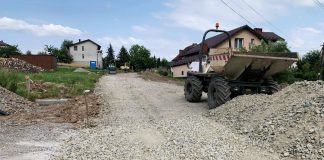 Trwa rozbudowa drogi w Porębie Spytkowskiej