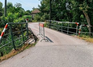 Ciężarówka poważnie uszkodziła most w Niepołomicach