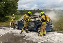 Pożar samochodu na drodze w Wieruszycach