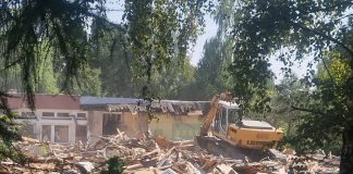 Bochnia. Ruszyła rozbiórka starego przedszkola na os. Niepodległości – ZDJĘCIA i WIDEO