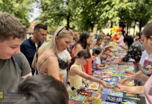 Niepołomice. Wielka Letnia Wymiana Książek – tłumy czytelników w Parku Miejskim