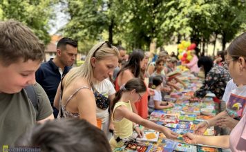 Niepołomice. Wielka Letnia Wymiana Książek – tłumy czytelników w Parku Miejskim